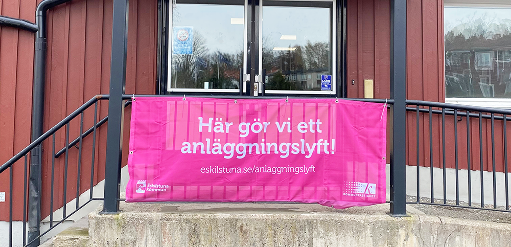 En vepa utanför en idrottsanläggning. Vepa berättar att Kfast och Eskilstuna Kommun gör ett anläggningslyft på platsen.