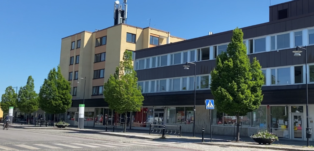 Bild på fastigheten på Brogatan 13 en sommardag.