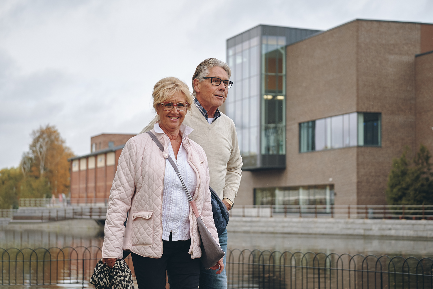 Ett äldre par promenerar vid Eskilstunaån.