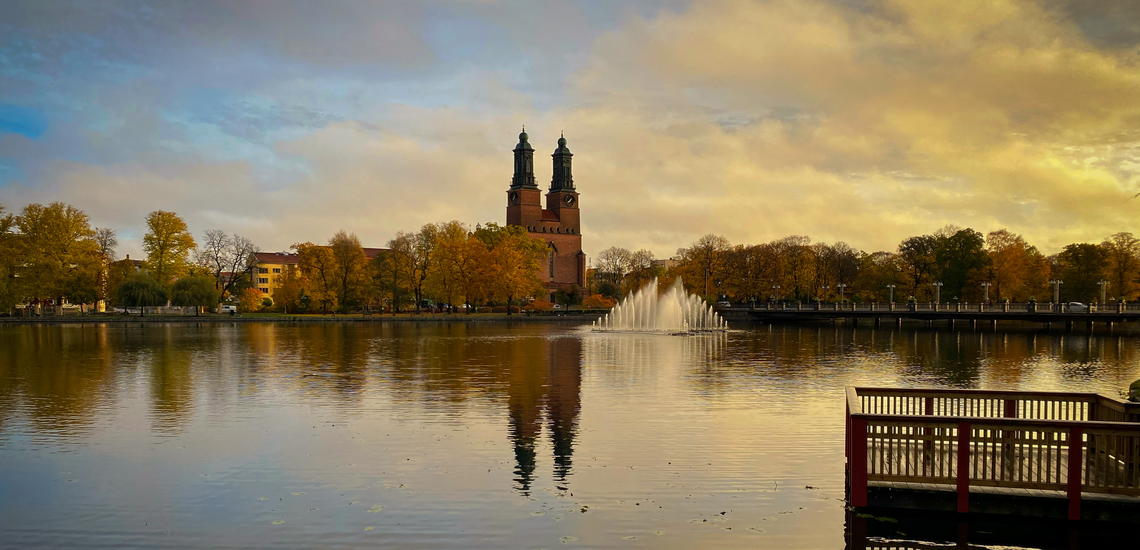 Bild på Eskilstunaån och Klosterkyrka en höstdag.