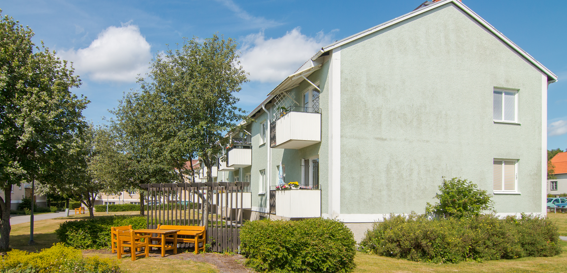 Bostadshus med lummig uteplats i Hovängen.