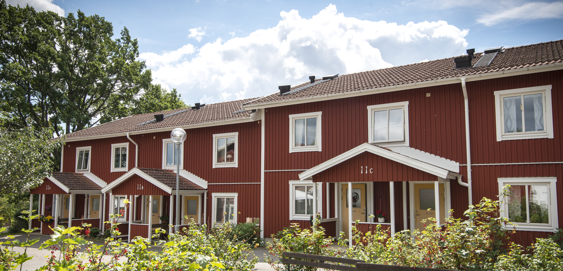 Röda hus i lantlig miljö.