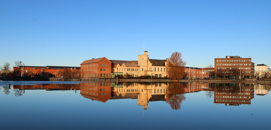 Vy över Munktellstaden med Eskilstunaån i förgrunden.