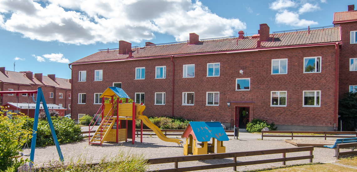 Lekplats och bostadshus på Östermalm.