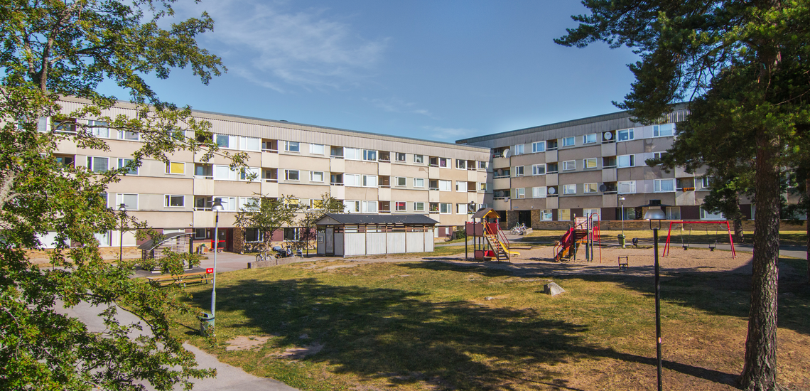 Innergård med lekplats och bostäder i Brunnsbacken.