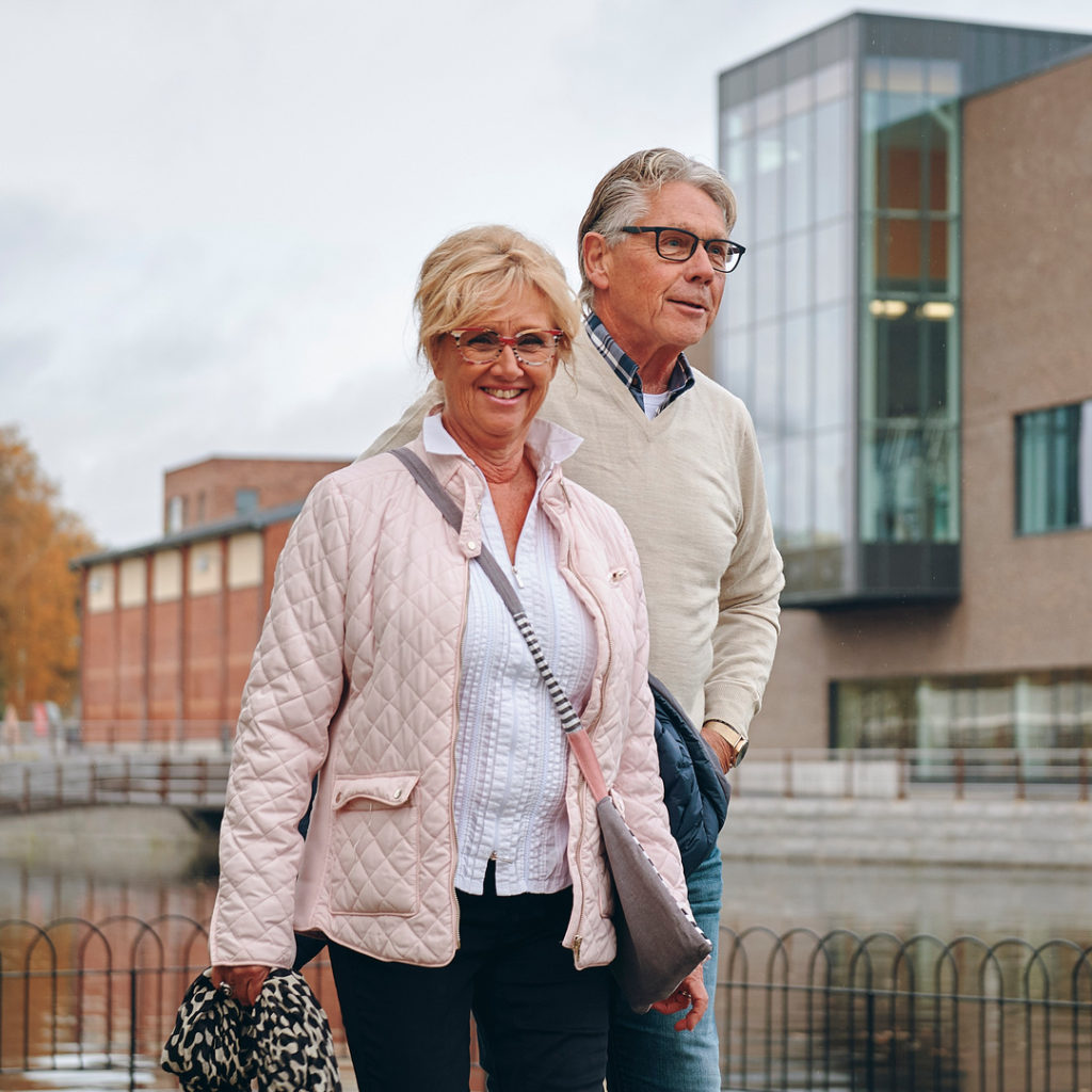 Ett äldre par promenerar vid Eskilstunaån.