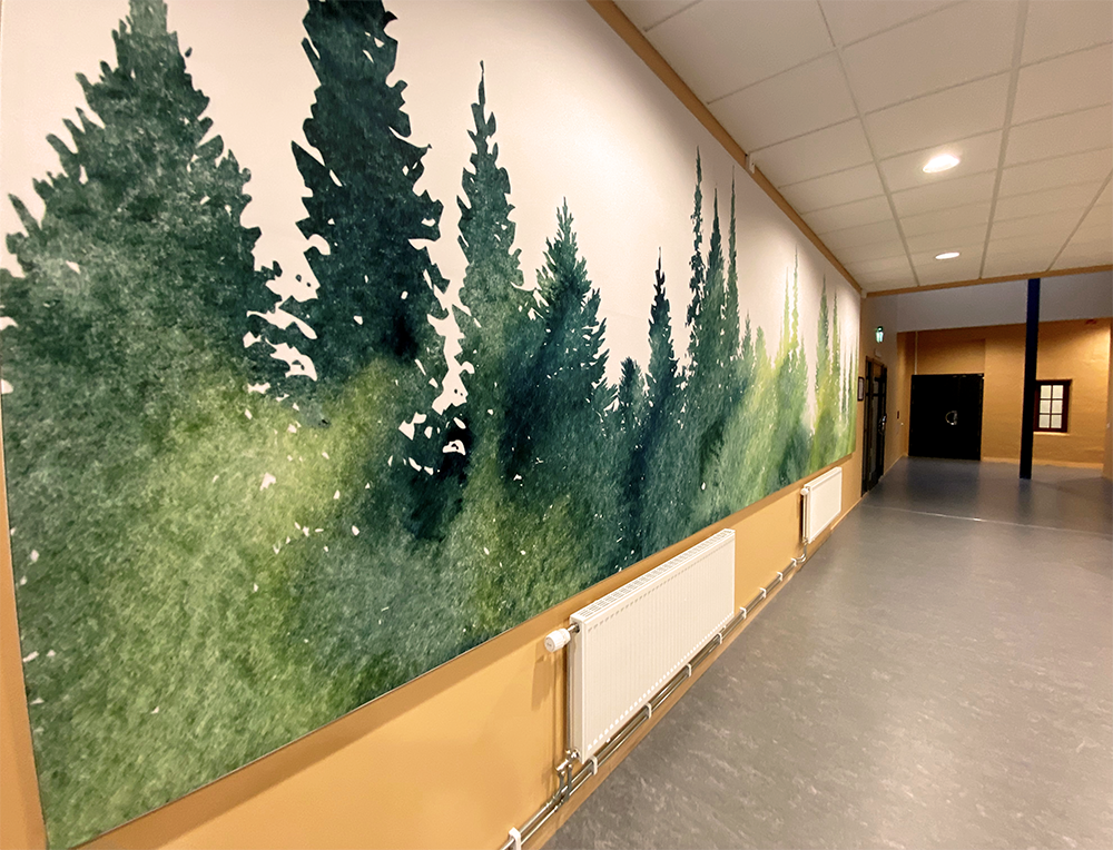 En tavla som förestället en målad grön skog.