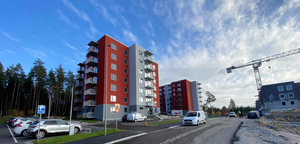 Fastigheter i Odlaren mot en blå himmel