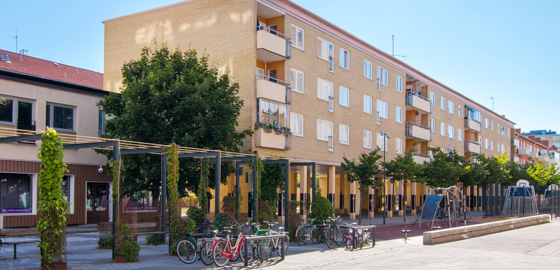 Bostadshus i Nyfors med cykelparkering.