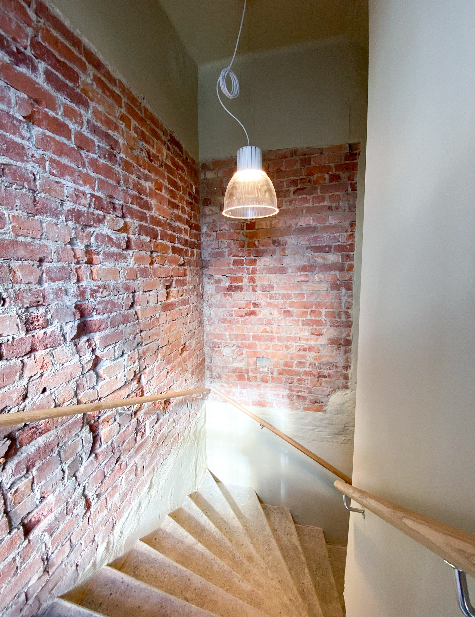 En trappa med tegel på väggarna.