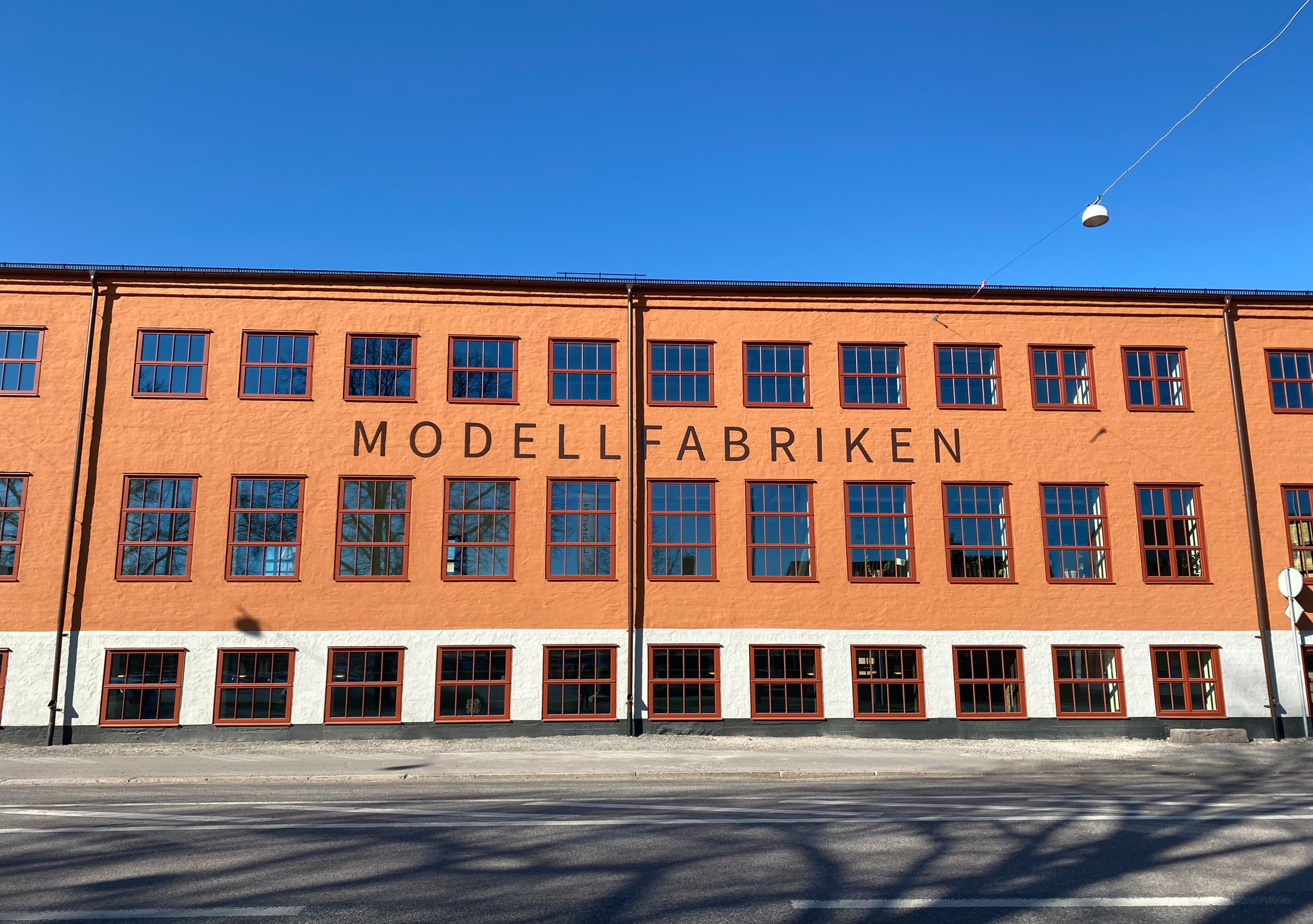 Fasaden på Modellfabriken med en skylt som säger "Modellfabriken"