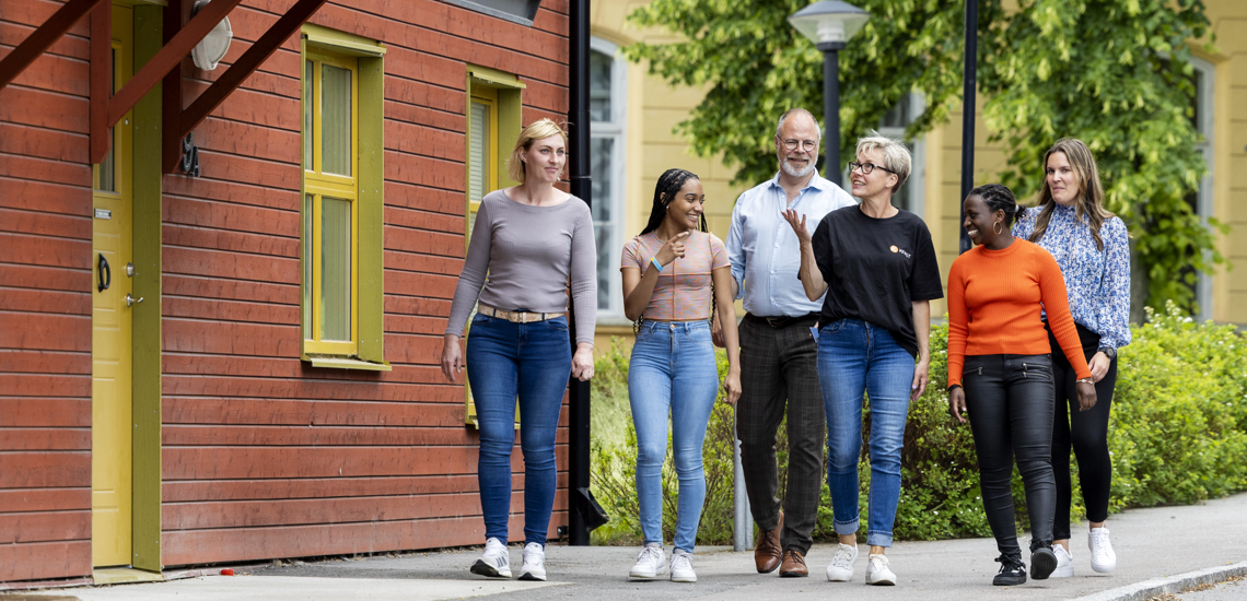 Personer är ute och går i ett bostadsområde