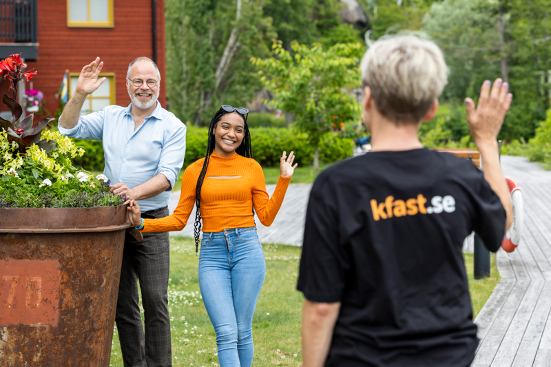 medarbetare säger hej till hyresgäster