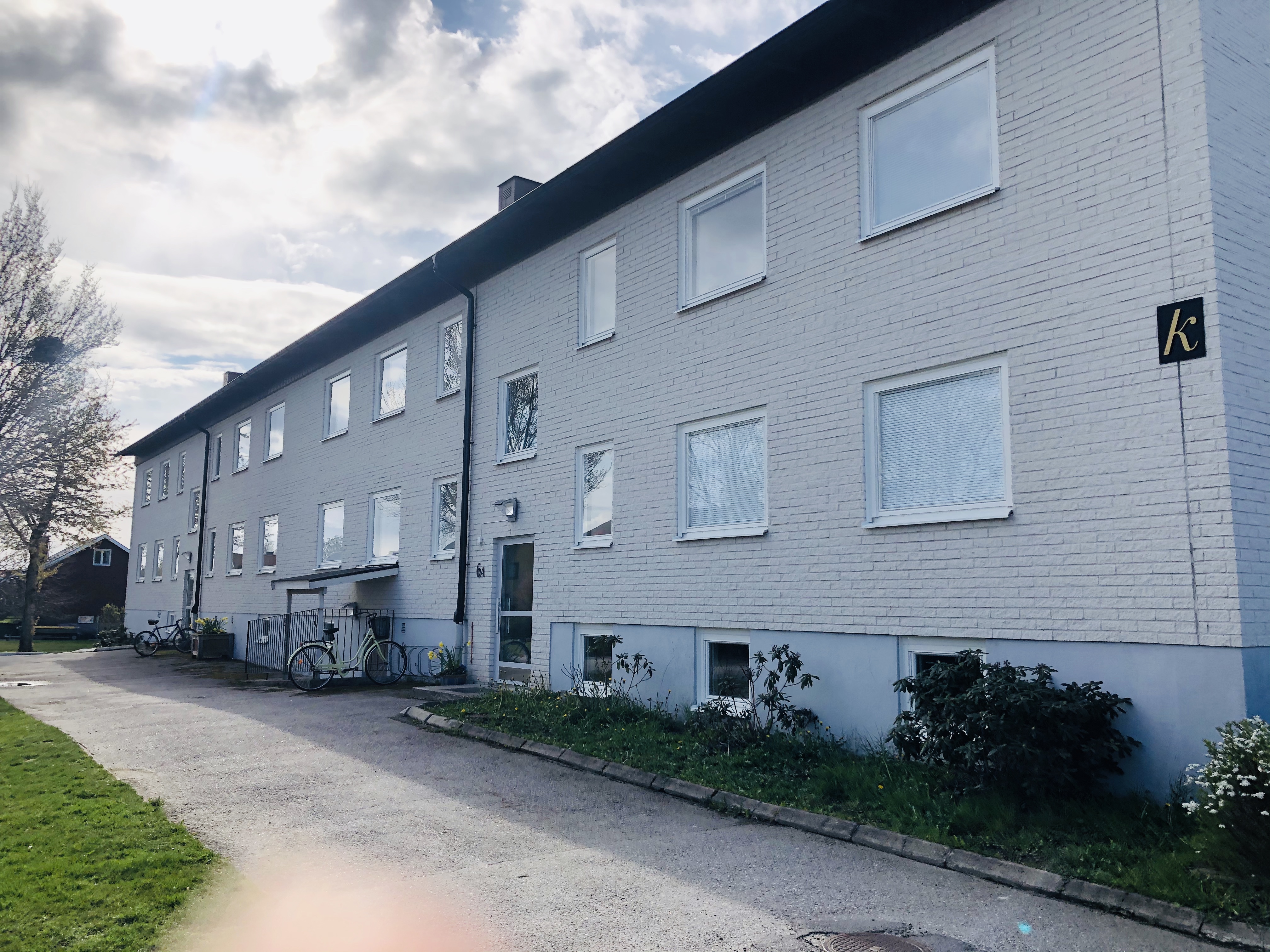 Lundavägen 6A. Vitt tegelhus i två plan.