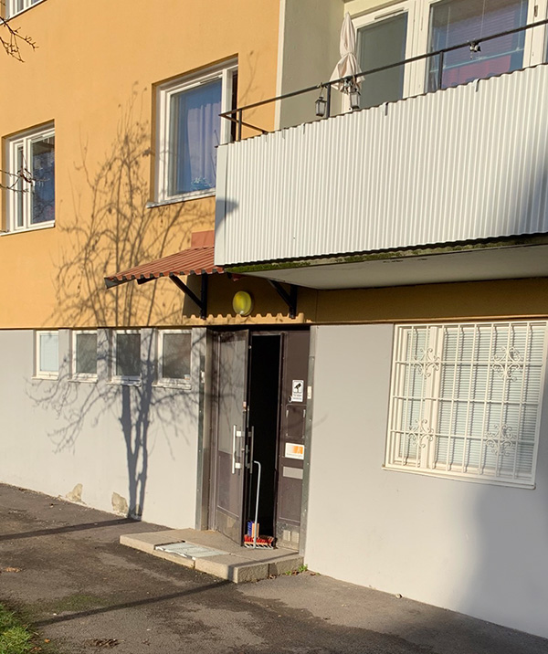 Entrédörr till Ekenhillvägen 5a med litet trappsteg framför.