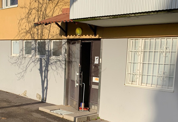 Entrédörr framför Ekenhillsvägen 5a med liten trappa framför