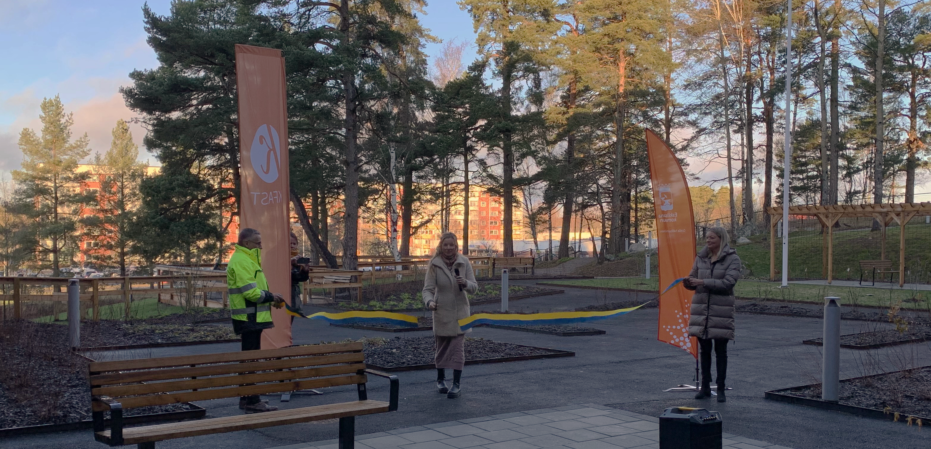 Majo Brostedt klipper invigningsband utanför Vågen, tallar i bakgrunden.