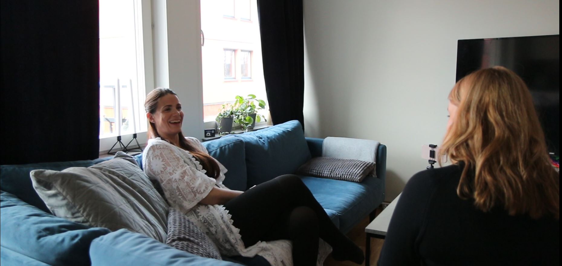 Intervju i soffa med en kvinna
