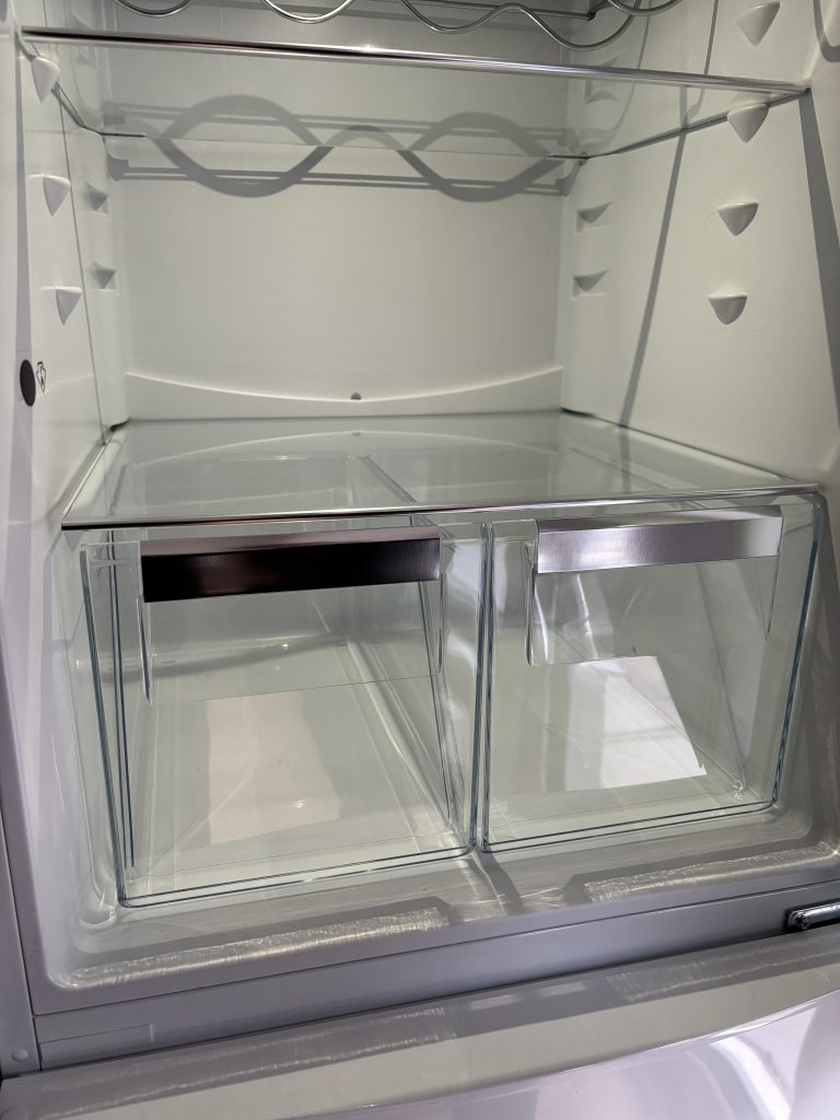 Insidan av ett nytt kylskåp