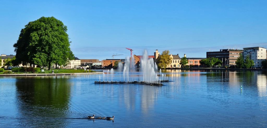 Eskilstuna ån med vy över fontänen och Strömsholmen.