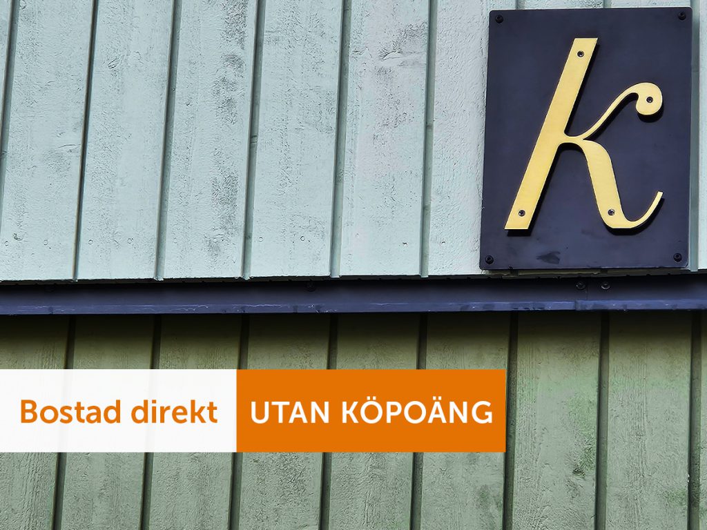Bilden visar Kfasts skylt som sitter uppsatt på en husvägg.