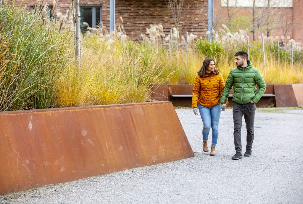 man och kvinna håller varandra i handen på en promenad