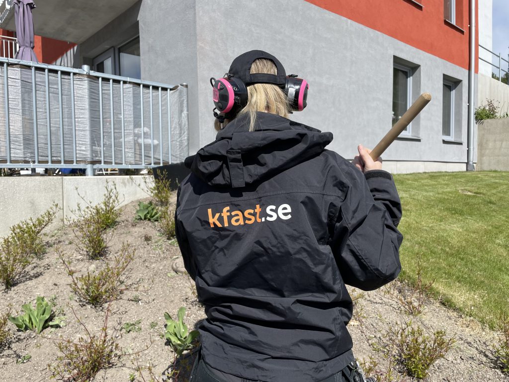 Kfast fastighetsskötare rensar ogräs