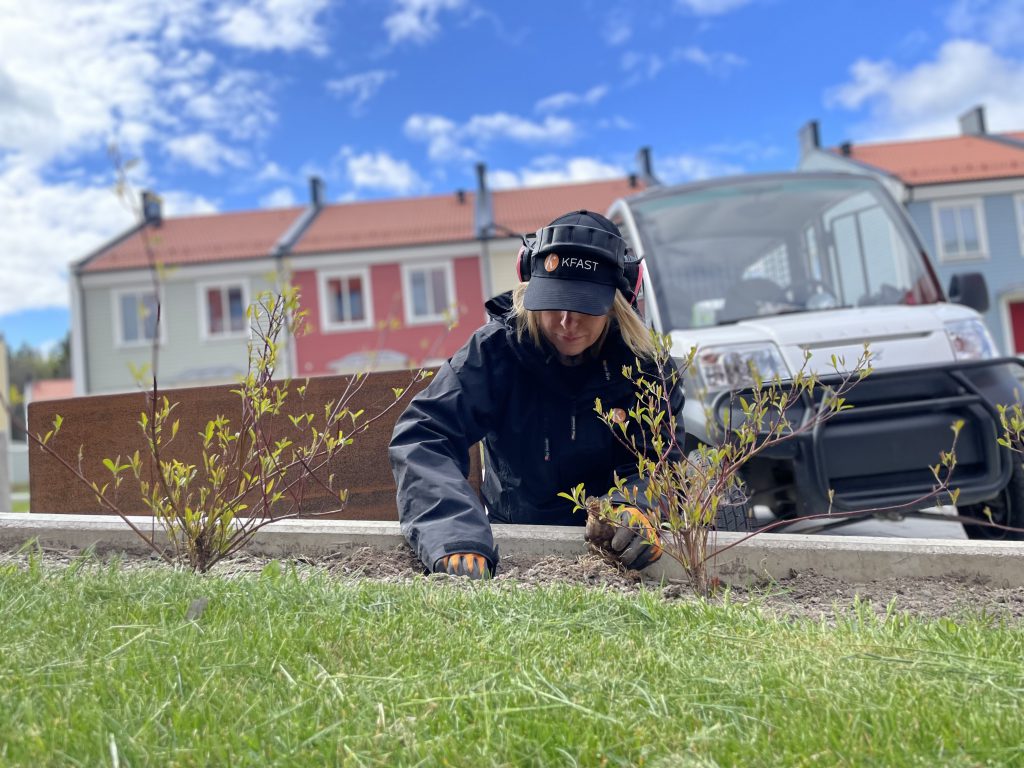Fastighetsskötare planterar