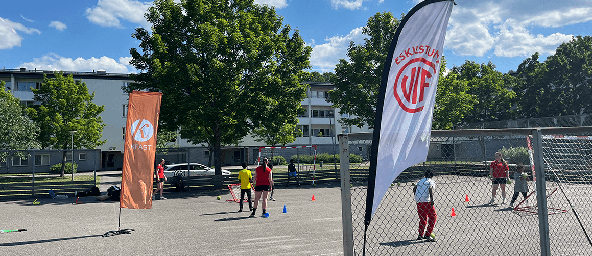 ungdomar spelar handboll på utomhusplan