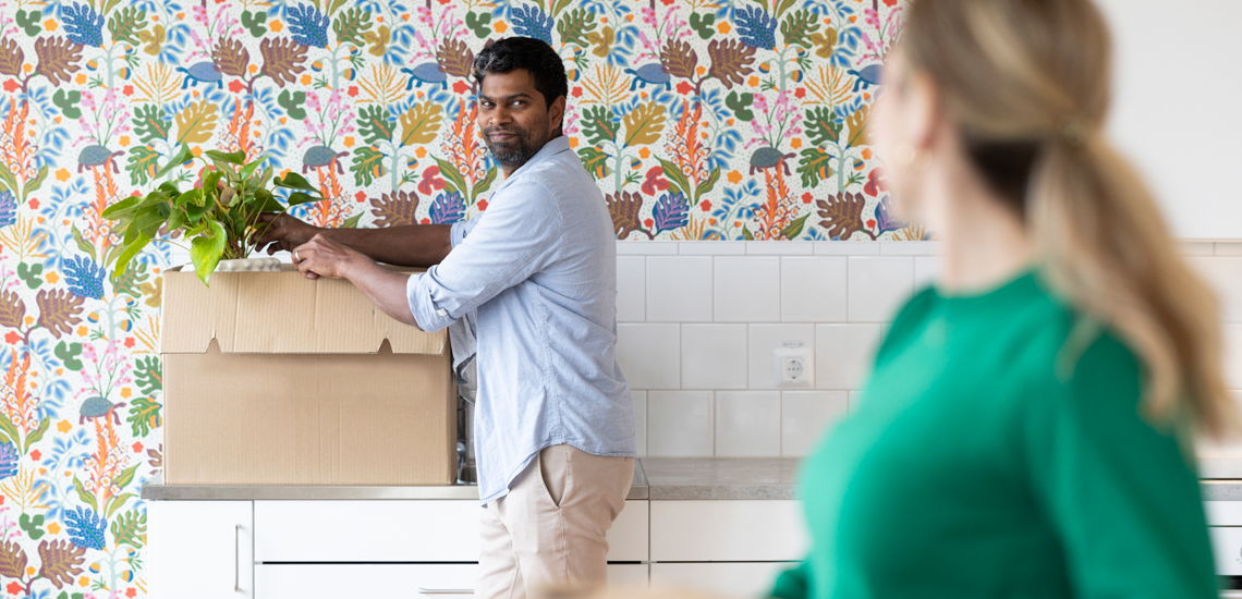 En person packar upp en flyttlåda.