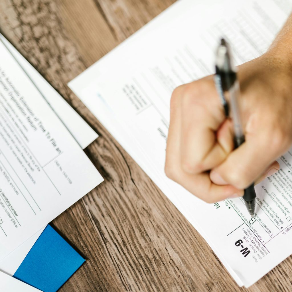 papper och en hand som skriver