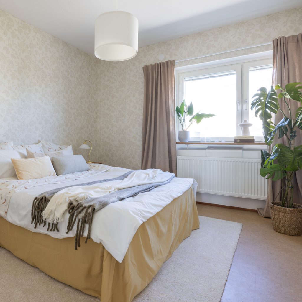 sovrum med blommig tapet