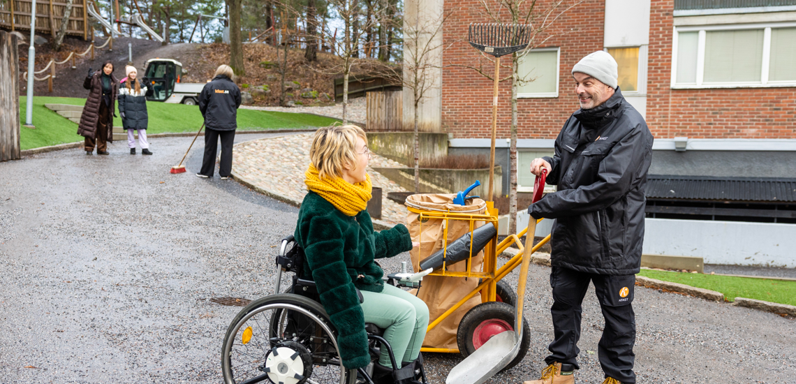 Fastighetsskötare pratar med en hyresgäst.
