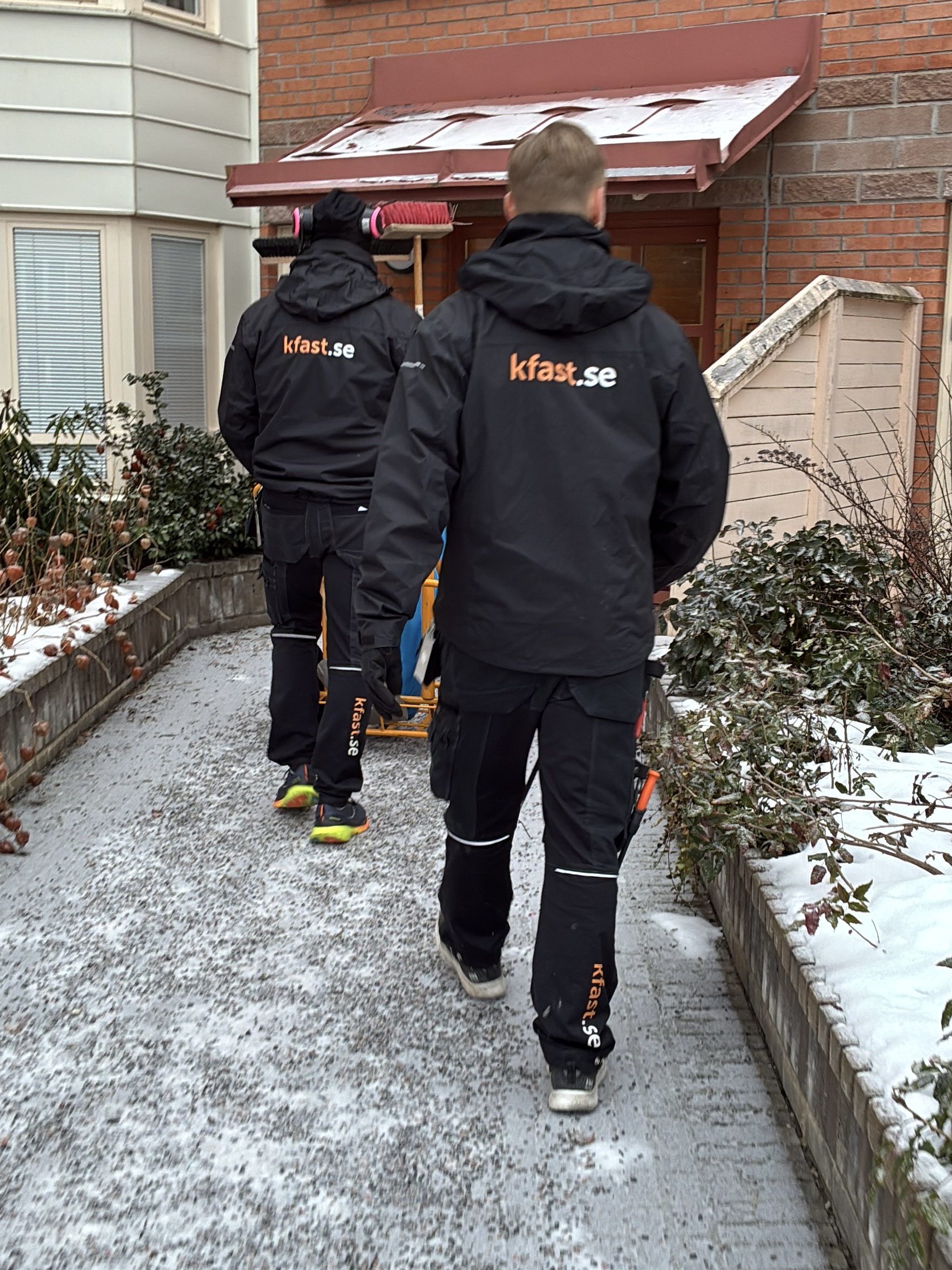 Fastighetsskötare som går i en gång