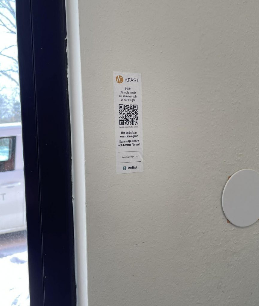 Klisterlapp med QR-kod på vägg