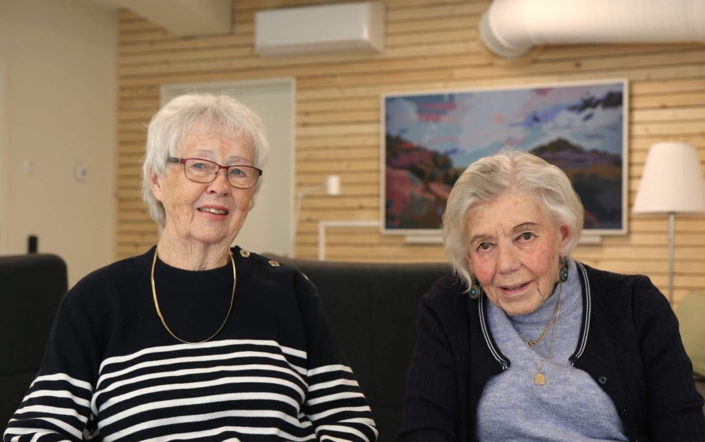 Två sittande damer