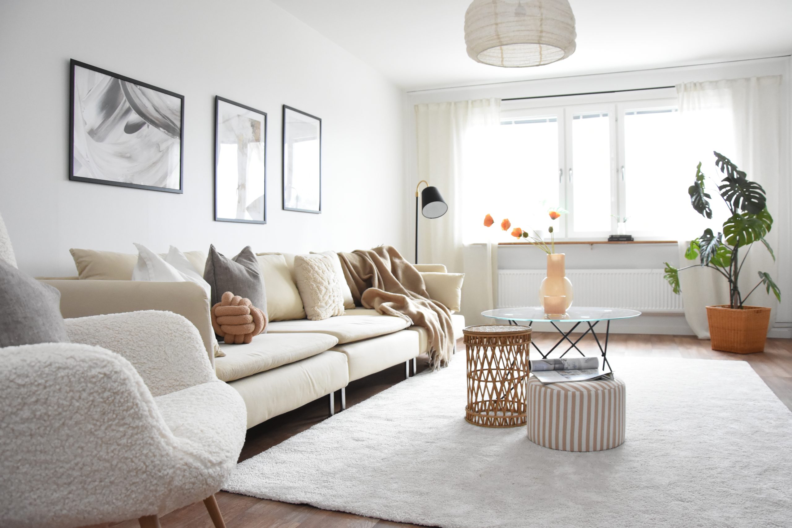 modernt inrett vardagsrum med stort ljusinsläpp