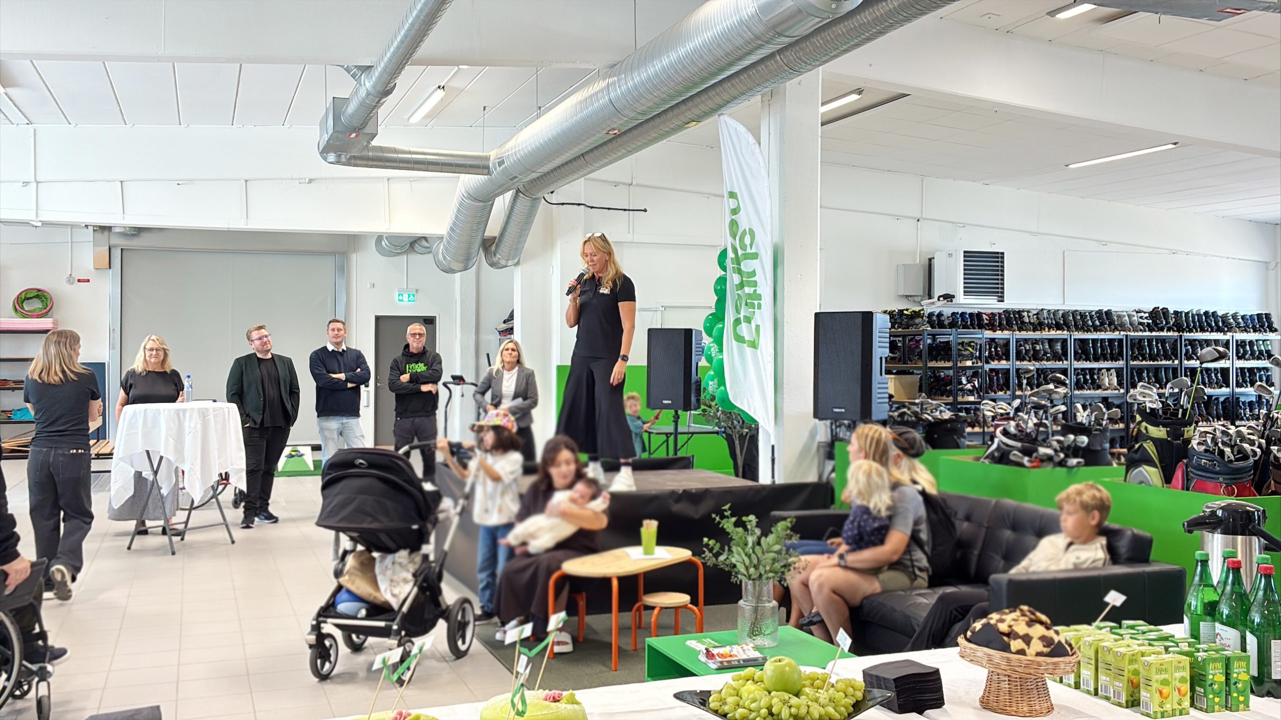 Invigning med talare och publik i de nya lokalerna